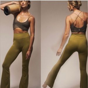 FP MOVEMENT Gods Karma Flare pants in Military Green - xs/s